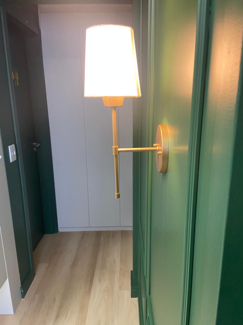 Iluminação em metal dourado fosco
